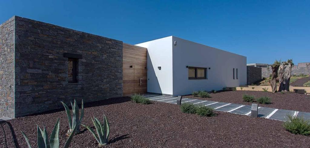 Through large openings the interior and the exterior are unified, creating various resting and relaxation corners throughout the day, some in shadow and some exposed to the sun that bathes the
