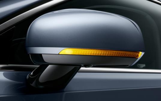 Κάτω εισαγωγές αέρα δεξιά και αριστερά εμπρός Οι κάτω εισαγωγές αέρα δεξιά και αριστερά εμπρός αναδεικνύουν το εξωστρεφές στυλ του νέου Volvo S90.