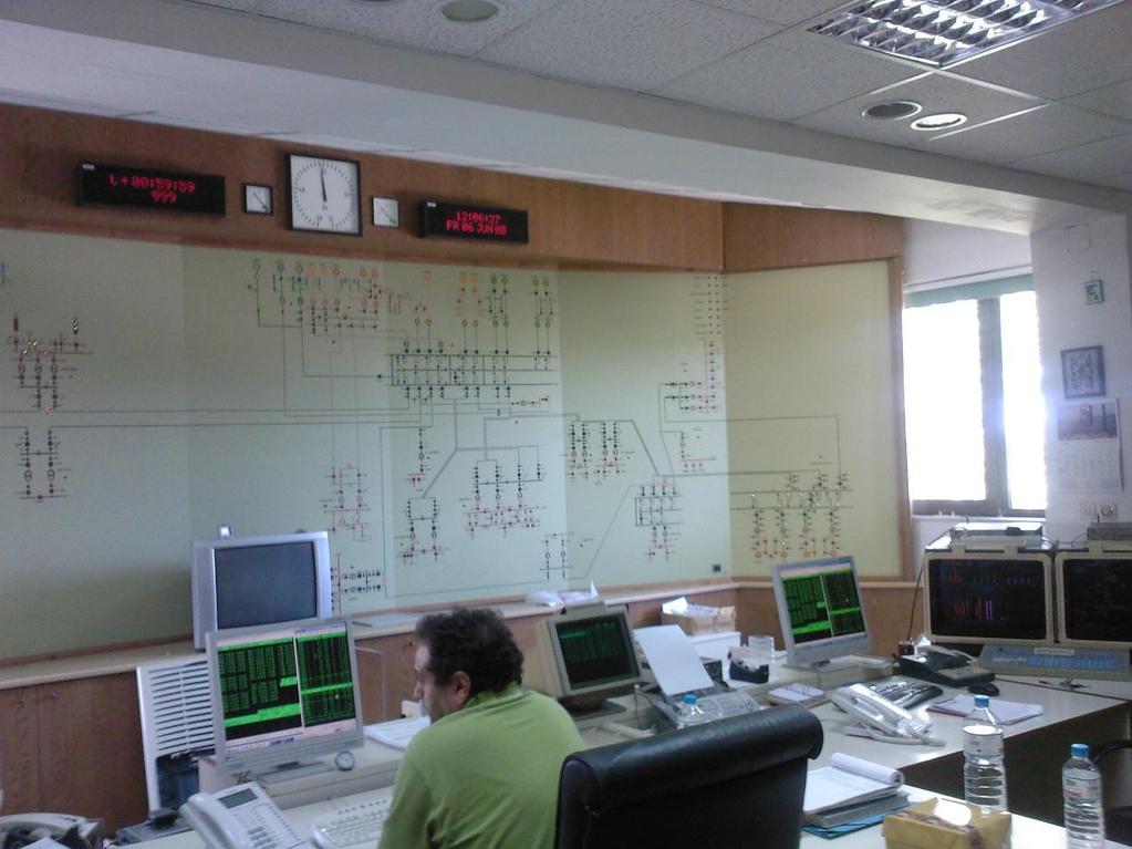 Εικόνα 3.1: Απεικόνιςθ ΚΚΦΚ ςτον Κατςαμπά Ηρακλείου, είναι εμφανζσ το SCADA που εποπτεφει ολόκλθρο το δίκτυο αλλά και ο χειριςτισ βάρδιασ.