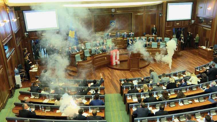 14 RAJON Me gaz lotsjellës pengohet Demarkacioni Kuvendi u detyrua të shkojë në pauzën e detyruar, pasi që në sallë, përderisa nuk filtrohet ajri, nuk ka kushte për punë.
