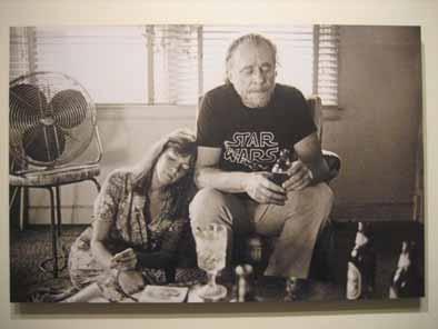 Charles Bukowski-t ishte i njohur për të gjitha femrat amerikane Të gjitha do të donin të ishin një moment pranë tij Femrat nuk është vetëm një roman erotik, por një roman ku mund të gjesh dhe