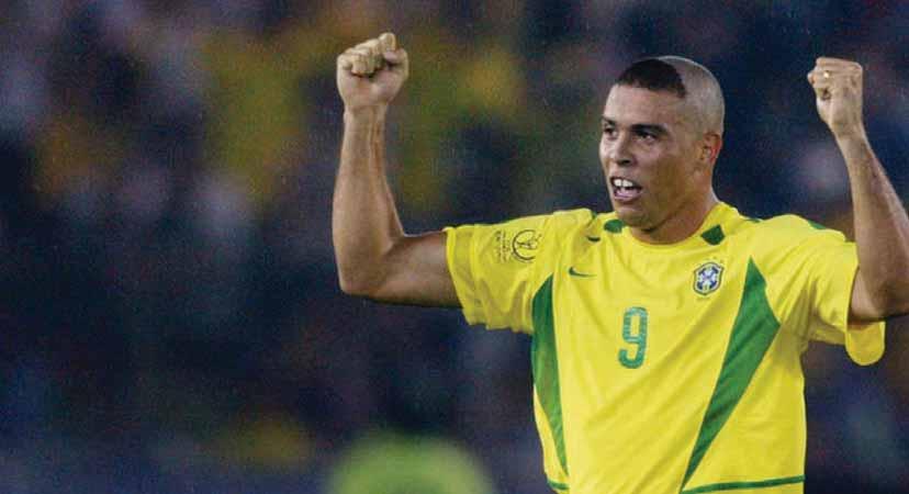 22 SPORT RONALDO ZBULON SEKRETIN E BOTËRORIT 2002 I qetha flokët që të harrohej dëmtimi L egjenda e Brazilit, Ronaldo, ka zbuluar se rënia e tij e famshme e Kampionatit Botëror të vitit 2002 ishte