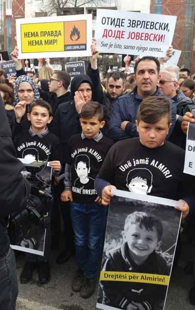 Në një protestë masive, dhjetëra mijëra qytetarë nga të gjitha qytetet e Maqedonisë kanë kërkuar të martën përgjegjësi nga zyrtarë të Prokurorisë dhe gjykatave të Maqedonisë, ndërsa kanë siguruar se