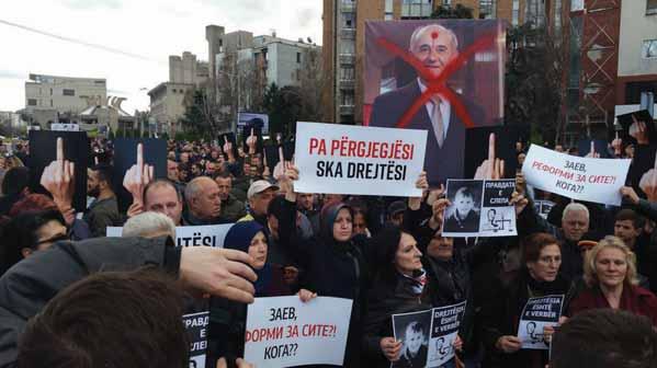 Në fjalimin e saj të mbajtur të mërkurën, para dhjetëra mijëra protestuesish para Qeverisë së Maqedonisë, nëna e Almirit për herë të parë doli në opinioni dhe foli për ngjarjen e rëndë, ku ajo e