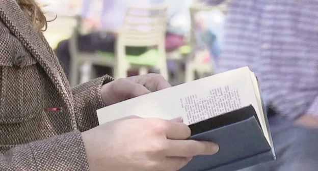 SHËNOHET DITA BOTËRORE E POEZISË AKTUALE Poezia nuk duhet të këndohet në heshtje Pa kritikë të mirëfilltë nuk mund të bëhet klasifikimi aq i nevojshëm i vlerave krijuese poetike dhe ai diferencim i