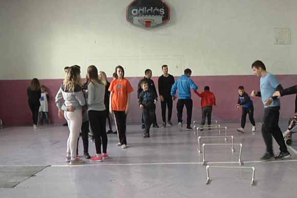 AKTUALE 9 NË RRITJE E SIPËR NUMRI I FËMIJËVE ME DOWN Mungon përkujdesja për fëmijët me sindromën Down Në sallën e sportit të shkollës "Liria" janë mbajtur aktivitete për të shënuar këtë ditë
