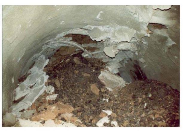136 Η Συμβολή των Πολιτικών Μηχανικών-Γεωτεχνικών στις Υποδομές της Ελλάδας διεύρυνση στη θεμελίωση των πλαισίων (elephant foot) με κατασκευή μικροπασσάλων, ενίσχυση του μετώπου με τοποθέτηση