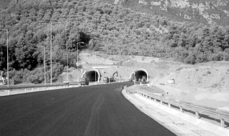 130 Χρόνια Σχολή Πολιτικών Μηχανικών ΕΜΠ 139 παγή και αργιλικά μίγματα). Οι φωτογραφίες 3.2.1 και 3.2.2 παρουσιάζουν τη σήραγγα στη φάση κατασκευής και περαιωμένη, αντίστοιχα. 3.3 Σήραγγα Διχαλορέματος Αυτοκινητοδρόμου Αθηνών - Λαμίας Φωτ.