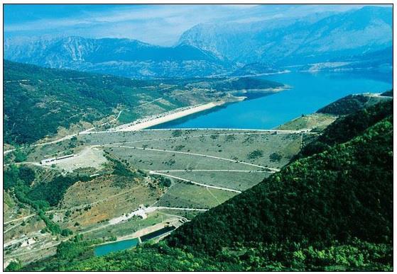 130 Χρόνια Σχολή Πολιτικών Μηχανικών ΕΜΠ 141 600 t, μονώσεις 7 500 m 2. Οι Φωτ. 3.4.1 και 3.4.2 δείχνουν φάσεις από την κατασκευή. 4 ΦΡΑΓΜΑΤΑ 4.1 Μόρνος Το Φράγμα του Μόρνου (Φωτογραφία 4.1.1) κατασκευάσθηκε στο Νομό Φωκίδος, στην κοίτη του ποταμού Μόρνου.