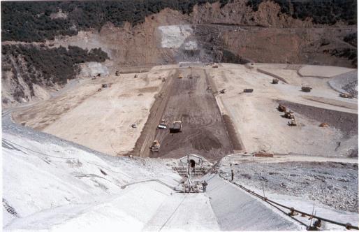130 Χρόνια Σχολή Πολιτικών Μηχανικών ΕΜΠ 143 Στο φράγμα είναι εγκατεστημένα πολλά όργανα για τη γεωτεχνική παρακολούθησή του.