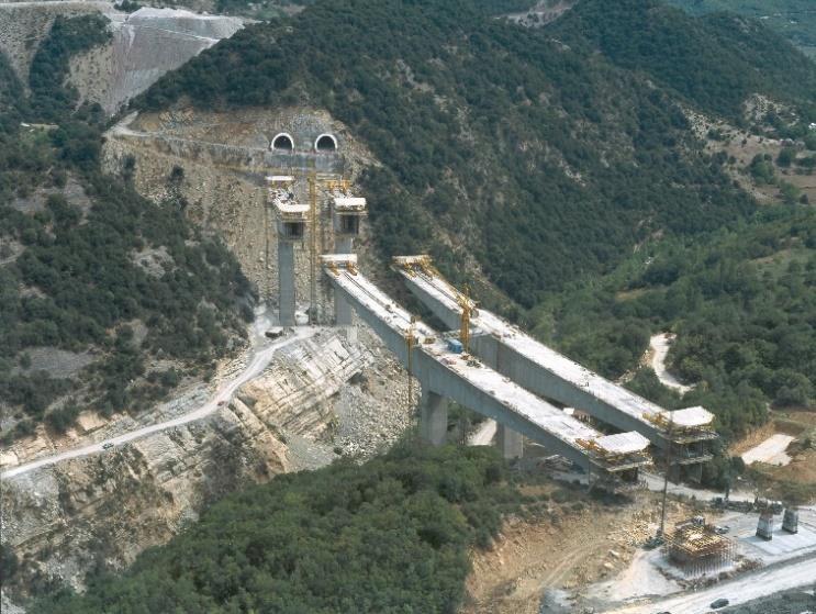 130 Χρόνια Σχολή Πολιτικών Μηχανικών ΕΜΠ 153 χνικού μελετητή για την επιβεβαίωση κατά την κατασκευή των τεχνικογεωλογικών και γεωτεχνικών συνθηκών που υιοθετήθηκαν στη μελέτη. Στη Φωτ. 5.5.1 φαίνεται τμήμα της γέφυρας Βοτονοσίου υπό κατασκευή και στο Σχήμα 5.