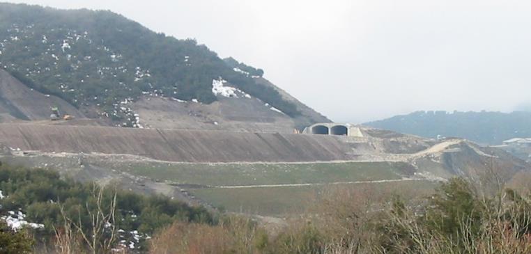 του επιχώματος επιτεύχθηκε με χρήση λιθοπληρωμένων συρματοκιβωτίων (Serasanetti). Σχήμα 8.3.1 Διατομή Οπλισμένου Επιχώματος Φωτ. 8.3.1 Άποψη του Οπλισμένου Επιχώματος της Εγνατία Οδού.