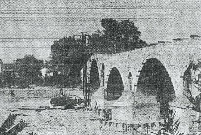 2.2 Το Γεφύρι της Άρτας 130 Χρόνια Σχολή Πολιτικών Μηχανικών ΕΜΠ 131 Φωτ. 2.2.1 Παλιά Γέφυρα Άρτας Σχήμα 2.2.1 Σχηματική Τομή ενίσχυσης βάθρου Γέφυρας Άρτας Φωτ. 2.2.2 Ενισχύσεις βάθρων σε παλιά
