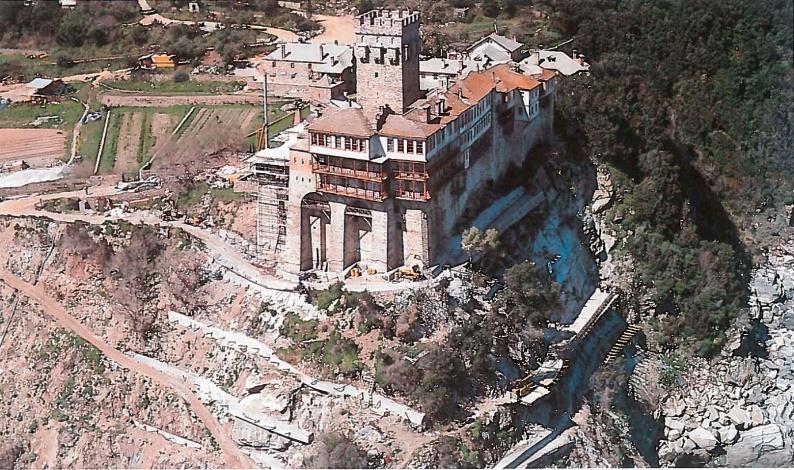 132 Η Συμβολή των Πολιτικών Μηχανικών-Γεωτεχνικών στις Υποδομές της Ελλάδας σχεδιασμένες τις γεωτεχνικές επεμβάσεις (αγκύρια, μικροπάσσαλοι, στραγγιστικές οπές). Φωτ. 2.3.1 Συνολική άποψη των στερεωτικών μέτρων στα πρανή της Ι.