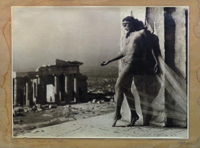 386 386 NELLY S. Athènes - Nicolsca dansant dans le Parthénon. [1929]. Τύπωμα ἀργύρου, 280 x 380 mm. (λεκέδες ἀπό νερό στό πασπαρτού). Τίτλος καί ὑπογραφή στό πασπαρτού. Σέ κορνίζα. 2.000-3.