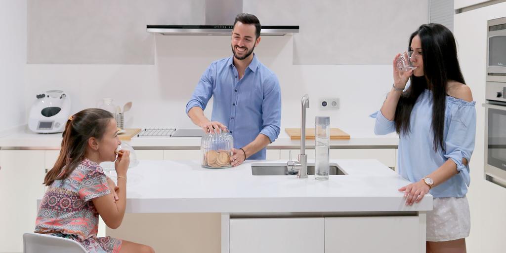 Η Μαρία είναι αναλύτρια σε μια οικονομική εταιρία συμβούλων, οπότε ταξιδεύει συχνά. Τα ενδιαφέροντα της είναι η μουσική και το θέατρο.