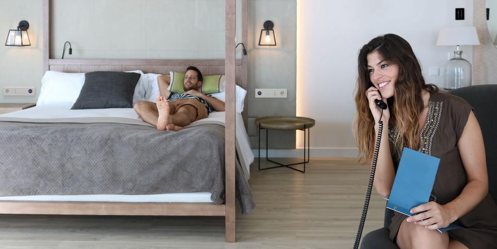Παρόλο που η Αλεξάνδρα είχε παραγγείλει ένα σνακ από το room service μέσω του tablet, ο σεφ της απαντάει επισημαίνοντάς της για τη δυσανεξία της στη γλουτένη για να είναι σίγουρος για τη συνταγή που