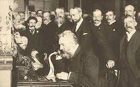 Τηλέφωνο (1875) Πολλοί προσπάθησαν να κατασκευάσουν ένα μηχάνημα που να μπορεί να μεταβιβάσει τον ήχο μέσω του ηλεκτρισμού.