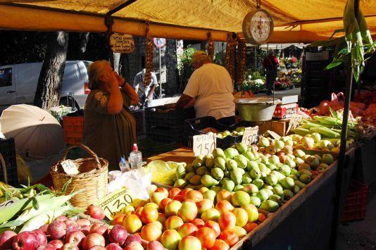 ΠΕΙΡΑΜΑ 3 Λαϊκή Αγορά: Οι λαϊκές αγορές είναι οι χώροι που βρίσκει κανείς μεγάλη ποσότητα και ποιότητα λαχανικών και φρούτων.