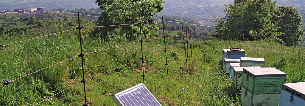 Οι Ηλεκτροφόρες Περιφράξεις Η ηλεκτροφόρα περίφραξη χρησιμοποιείται για την προστασία κτηνοτροφικών μονάδων (από λύκο ή αρκούδα), αλλά και μελισσιών ή αγροτικών καλλιεργειών όπως αμπέλια,