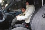 65 Ο οδηγός φοράει ζώνη ασφαλείας και το παιδί