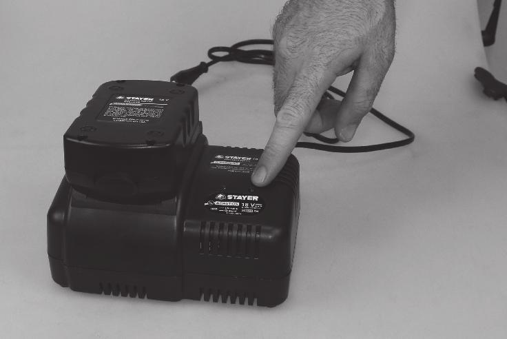 / Place the battery through the rail of the battery charger, as it is shown on the picture. Empujar la batería sobre el carril hasta el final del carril.