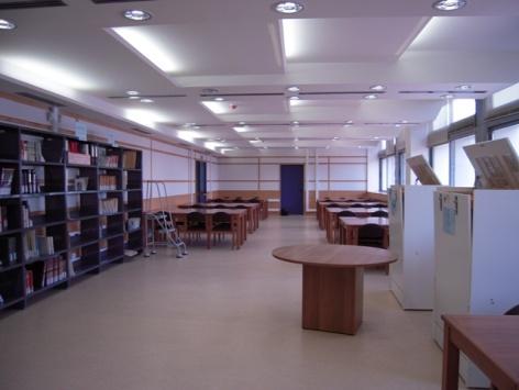 ΥΠΗΡΕΣΙΕΣ ΤΗΣ ΒΙΒΛΙΟΘΗΚΗΣ ΑΝΑΓΝΩΣΤΗΡΙΑ ΚΑΙ ΑΙΘΟΥΣΕΣ ΟΜΑΔΙΚΗΣ ΜΕΛΕΤΗΣ Η Βιβλιοθήκη διαθέτει πέντε αναγνωστήρια (3ος και 4ος όροφος) και τέσσερις αίθουσες ομαδικής μελέτης των έξι ατόμων (3ος και 4ος