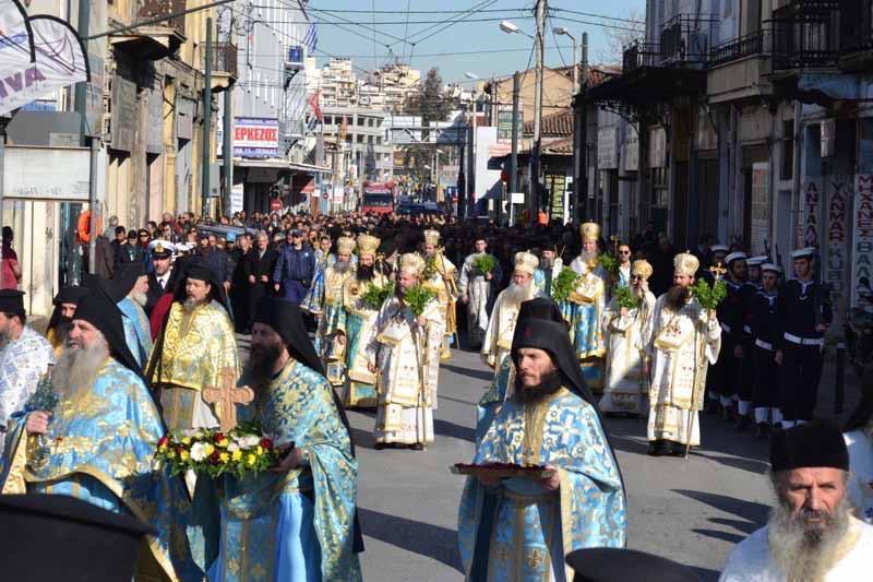 Κατόπιν, σχηματίσθηκε μεγαλειώδης λιτανευτικὴ πομπή, στὴν ὁποίαν συμμετεῖχαν ἑκατοντάδες νέοι καὶ νέες, ἐνδεδυμένοι μὲ παραδοσιακὲς φορεσιές, ἱερόπαιδες, νέοι μὲ λάβαρα, σημαῖες καὶ ἑξαπτέρυγα, ἡ