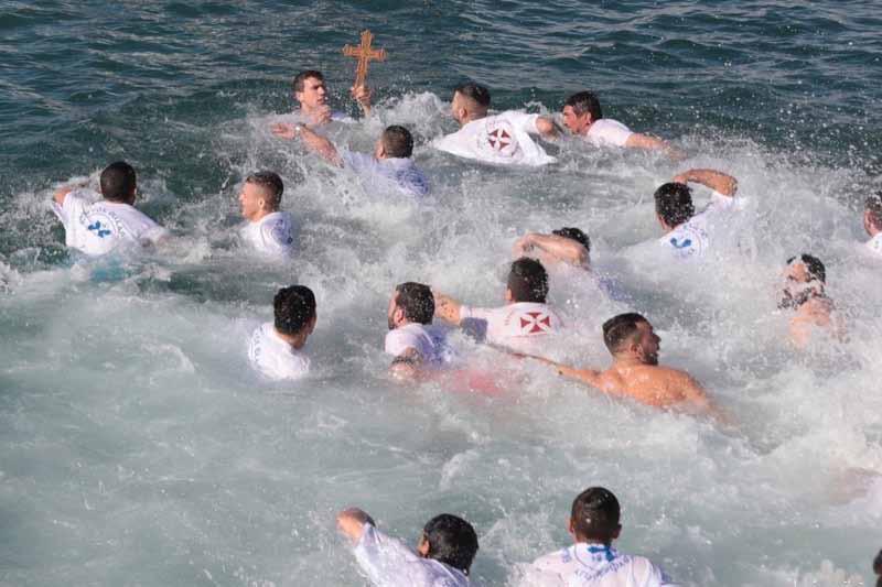 Ἐπὶ τοῦ λιμένος τιμὲς ἀπέδωσε ἡ Φιλαρμονικὴ τοῦ Λιμενικοῦ Σώματος. Τοὺς ὕμνους ἔψαλε χαρμόσυνα ὁ Βυζαντινὸς Χορὸς τῆς τοπικῆς Μητροπόλεως ὑπὸ τὴν διεύθυνση τοῦ Πρωτοψάλτου κ.