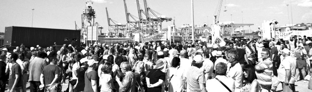 Ê Την κεντρική ομιλία έκανε ο Γιώργος Καλαμαράς, από το ΔΣ του Σωματείου Εμποροϋπαλλήλων και Ιδιωτικών Υπαλλήλων, ο οποίος επισήμανε ότι με αυτήν τη μαζική συμμετοχή στην απεργιακή κινητοποίηση και
