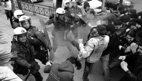Ê αλληλεγγύη των λαών, ενάντια στον ιμπεριαλιστικό πόλεμο και το σάπιο εκμεταλλευτικό σύστημα που τον γεννά, απαιτώντας: Καμιά συμμετοχή στις ιμπεριαλιστικές επεμβάσεις και πολέμους.