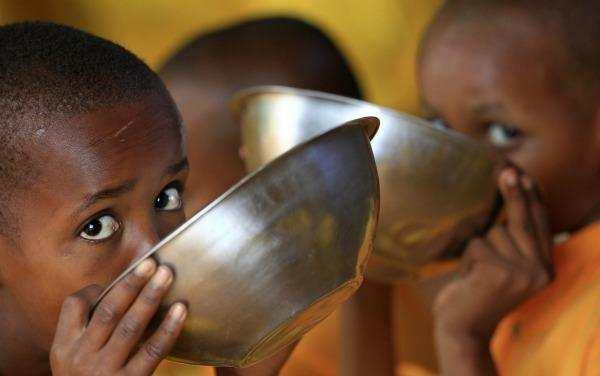 Ποιά τα αίτια του υποσιτισµού; 1.Η Αφρική είναι η πιο πολυτάραχη ήπειρος, µε δεκάδες τοπικούς εµφυλίους ή διακρατικούς πολέµους που στοιχίζουν τη ζωή χιλιάδων παιδιών. 1.Στα περισσότερα µέρη, η δύσκολη υπόθεση και πρόκληση είναι η πρόσβαση στην τροφή και όχι η έλλειψη προϊόντων 1.