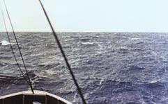 Θάλασσα με εξαιρετικά υψηλά κύματα, αφροί καλύπτουν τη μεγαλύτερη θαλάσσια επιφάνεια. Σχ. 3.2ι Δύναμη σε Bf 9. Ταχύτητα ανέμου 41 47 knots.