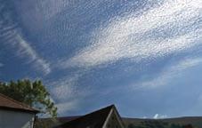 β) Οι υψισωρείτες (Ac, altocumulus), που έχουν συνήθως σφαιρικό σχήμα, με χρώμα από υπόλευκο έως γκρίζο (σχ. 4.4ε).
