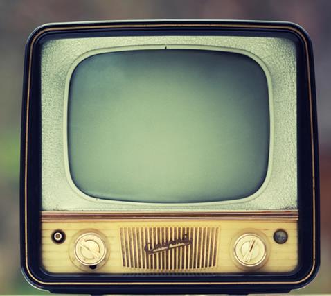 Τηλεόραση - Εισαγωγή Η τηλεόραση αποτελεί ένα από τα σημαντικότερα τεχνολογικά επιτεύγματα που εφηύρε ο άνθρωπος στον τομέα των επικοινωνιών τον προηγούμενο αιώνα Αποτελεί ένα
