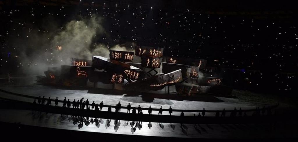 κυκλικός καθρέφτης εμφανίζεται πίσω από τη γυναίκα, σαν να επρόκειτο για το φεγγάρι που την πλαισιώνει, ενώ το βουνό από βράχους σταδιακά υποχωρεί, μέχρις ότου εξαφανιστεί πλήρως.