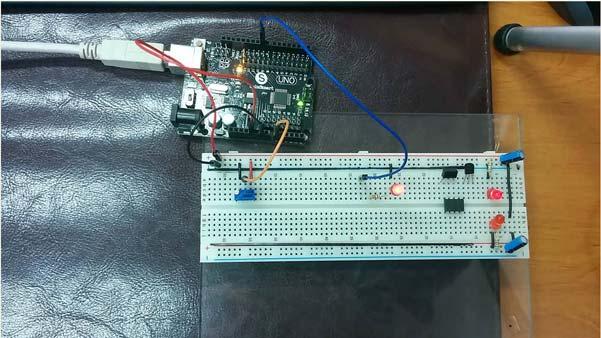 Προγραμματισμός Arduino Αναλογική Έξοδος Παράδειγμα: ρύθμιση έντασης LED. 66 Προγραμματισμός Arduino Σειριακή Επικοινωνία Το Arduino Uno υποστηρίζει τη σειριακή επικοινωνία με άλλες συσκευές.