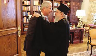 Κι ας μην ξεχνάμε τον πιο γνωστό κύριο που θα ολοκληρώσει αυτή την όμορφη ατμόσφαιρα. Τον Αϊ-Βασίλη. Τον κύριο που περιμένουν εκατομμύρια παιδιά, που είναι πάντοτε φορτωμένος με δώρα.