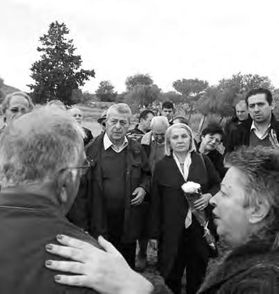 ΠΟΛΙΤΙΚΗ ΠΕΜΠΤΗ 6 ΔΕΚΕΜΒΡΙΟΥ 2018 7 Ε/κ και τ/κ κόμματα τίμησαν από κοινού θύματα του πολέμου Ιστορική η κοινή έκκληση για κοινό μνημείο για αγνοουμένους των δύο κοινοτήτων Τους ομαδικούς τάφους