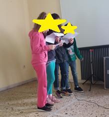 Οι μαθητές συλλέξανε φωτογραφικό υλικό από τα σπίτια τους και βιβλία, σαρώσανε τις φωτογραφίες και τις εισήγαγαν στο powerpoint αναφέροντας πάντα τις πηγές του υλικού τους.
