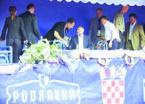 Stoga je guæve bilo i u posebnom Podravkinom degustacijskom πatoru u kojem su se turistima, gledateljima, igraëima, novinarima i turnirskom osoblju na degustaciju nudili novi proizvodi Podravkinih