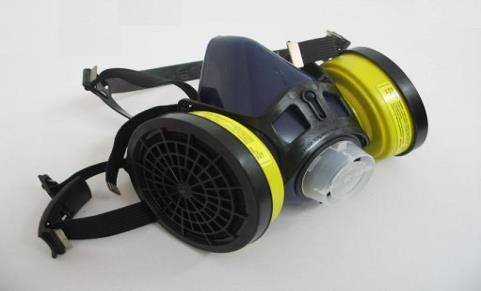 Sekiranya keadaan pelindung pernafasan sangat kotor atau bau dapat dikesan semasa menggunakannya, ia perlu ditukar dengan yang baru. Rajah 4 Contoh pelindung pernafasan 2.5 PELITUP GAS (RESPIRATOR) 1.