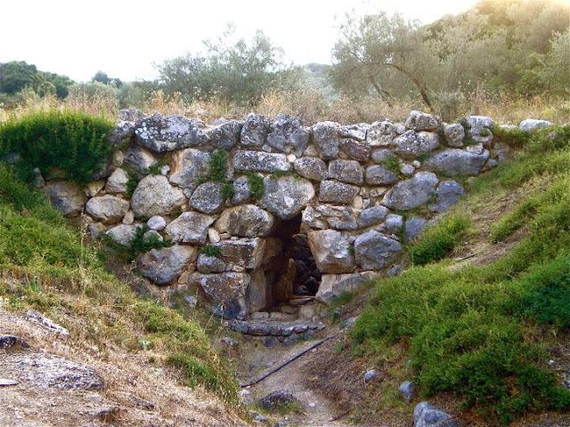 Οι Ρωμαίοι, πζρα από τθν χριςθ επεξεργαςμζνων πλακϊν, χρθςιμοποίθςαν επίςθσ τθν αψίδα με θμικυκλικό τόξο για τθν καταςκευι γεφυρϊν και κυρίωσ υδραγωγείων.
