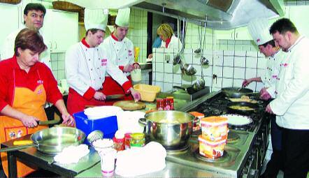8 Razmjena iskustava kulinarskih timova U gastronomskom centru tagelj u Ëetvrtak i petak odræana je struëna edukacija gastro proizvoda kulinarskih timova iz Podravke i Ëeπkog Lagrisa.