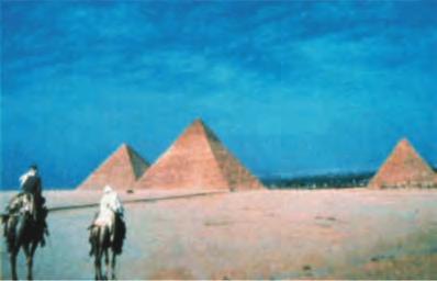9 Στερεά σώματα - Αναπτύγματα Οι πυραμίδες της Αιγύπτου Η παρακάτω εικόνα δείχνει μια από τις πυραμίδες που χτίστηκαν στην Αίγυπτο. Βρες πληροφορίες για αυτές και παρουσίασέ τες στην τάξη.