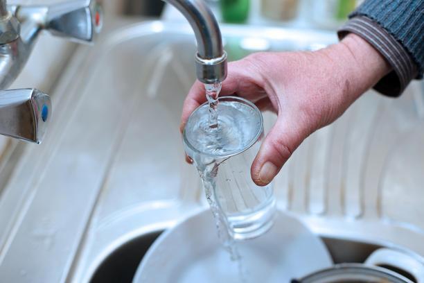 DNEVNA POTROŠNJA VODE PO STANOVNIKU Prosječna potrošnja vode iz javnog vodoopskrbnog sustava u Hrvatskoj iznosi 140 litara po