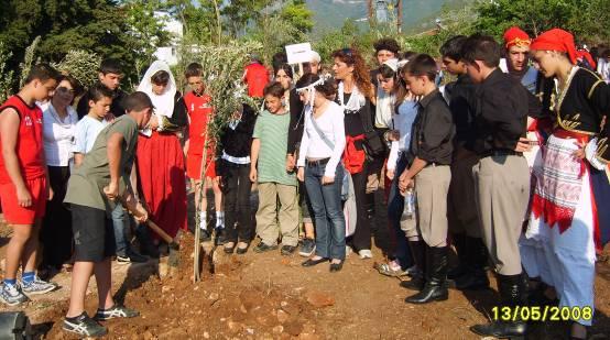 δ. Το φύτεμα της Ολυμπιακής ελιάς από τους μαθητές, ως σύμβολο ειρήνης και συναδέλφωσης της ανθρωπότητας που έκλεισε με τη μαντινάδα: Ετούτονε το λιόκλαδο, να πιάσει, να