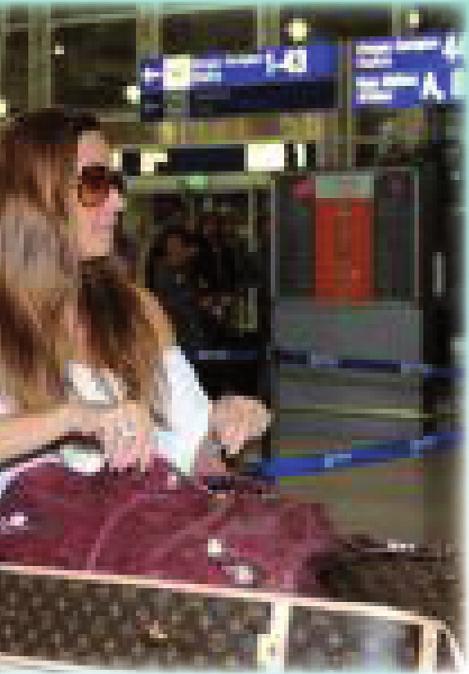 ώρα με τους συνεργάτες της πριν περάσει το check in παρουσία πάντα