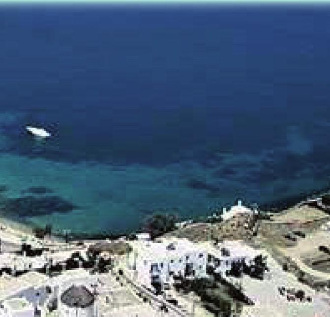 το Tinos Beach στην περιοχή Κιόνια της Τήνου.