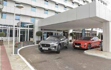 εσωτερικά νέα 50 Εντυπωσιακή η πρεμιέρα της Jaguar I-PACE Το πρώτο ηλεκτρικό SUV της Jaguar, η εντυπωσιακή I-PACE, έκανε την πρώτη της γνωριμία με το ελληνικό αυτοκινητιστικό κοινό σε ένα μοναδικό